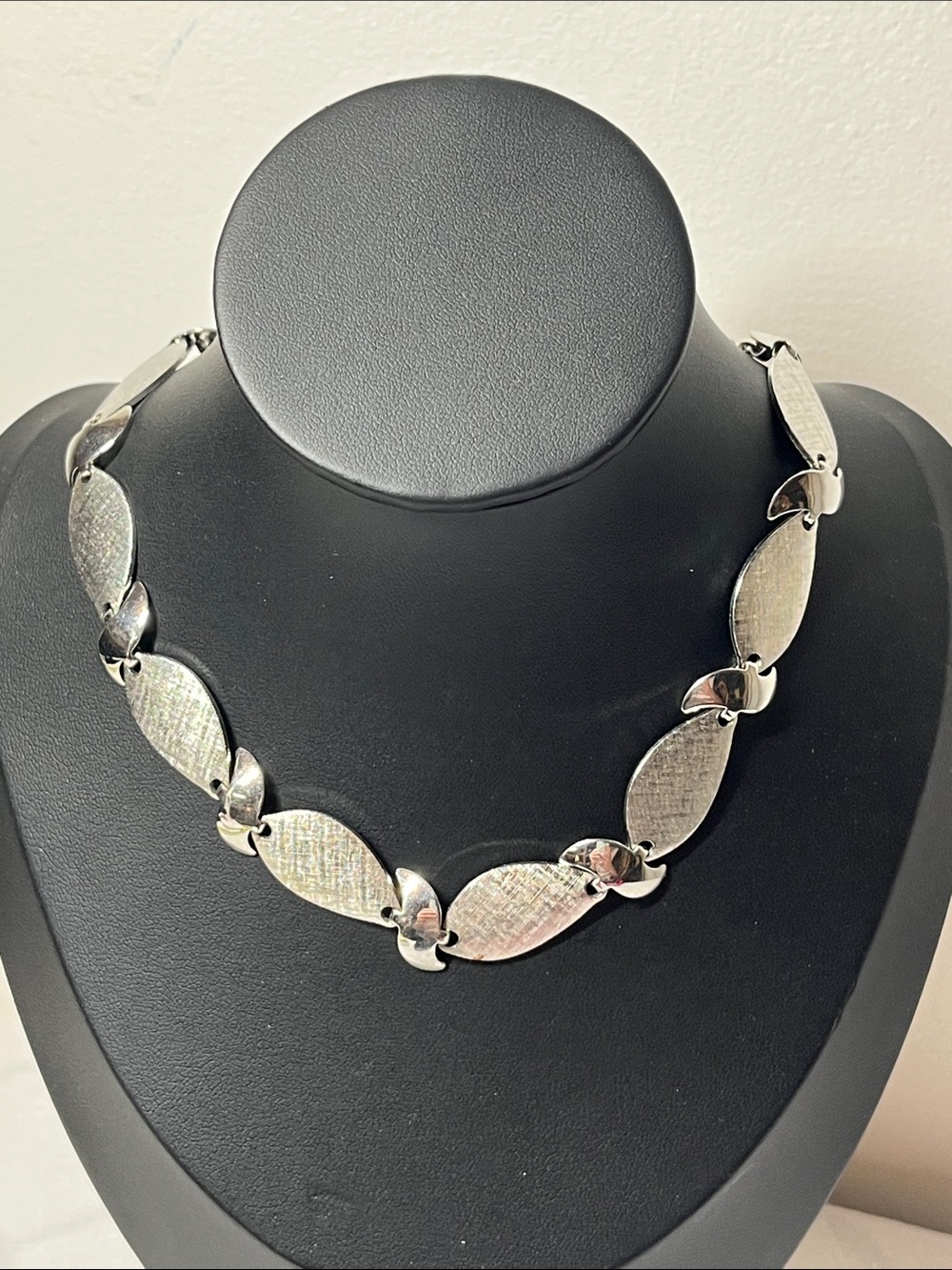 Vintage Silver-tone Textured Link Necklace Choker
modernist marquise link design